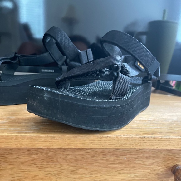 Black Teva Flatform Universal Sandals 🖤 - Picture 13 of 15